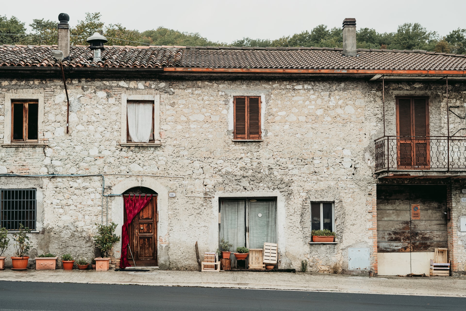 €1 houses for sale in small Italian towns.