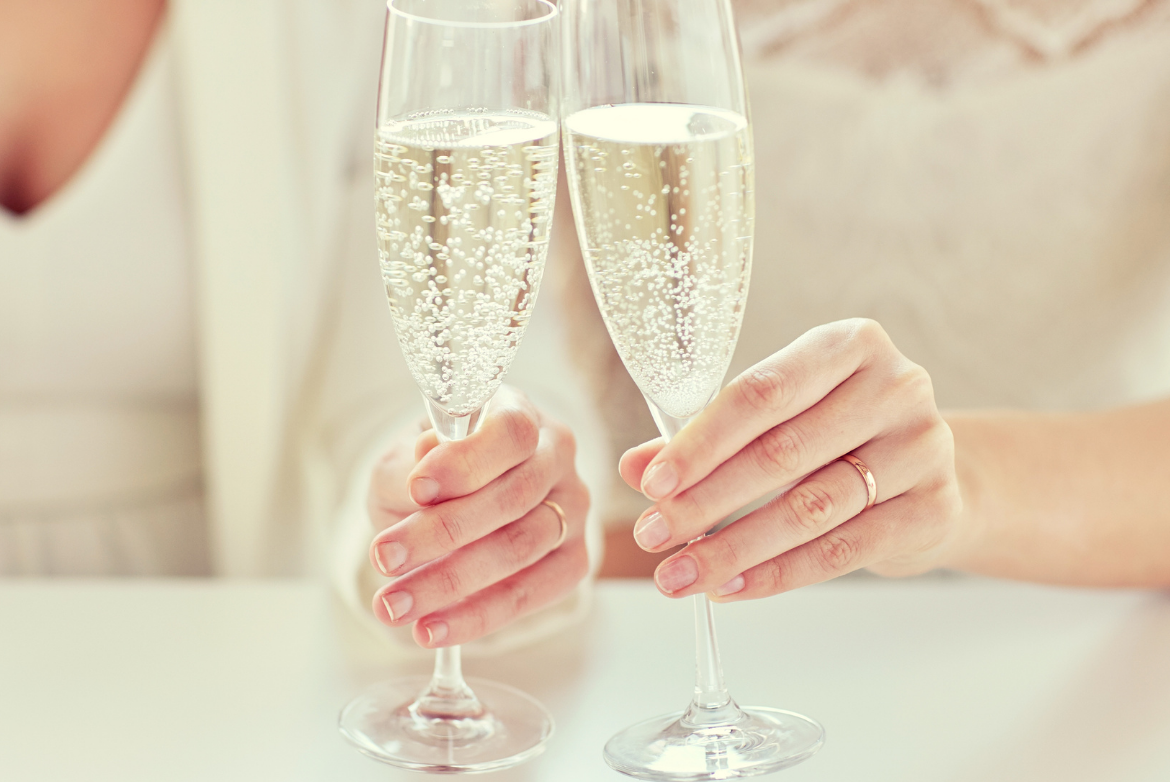 How to hold a champagne glass in an elegant way!