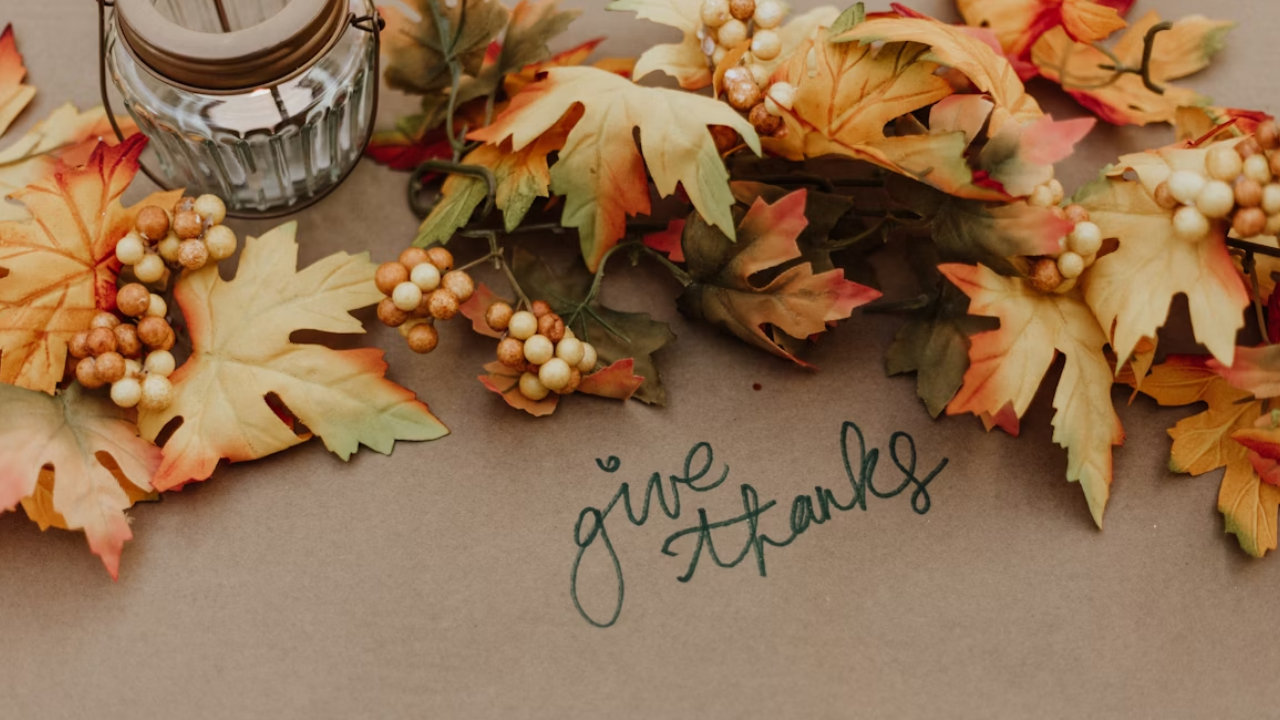 The Significance of Fall Colors in Thanksgiving Décor